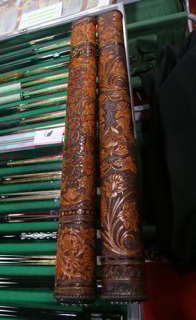 左のケースの中央に縦書きアルファベットで「SZAMBOTI」（ザンボッティ）と入れられている