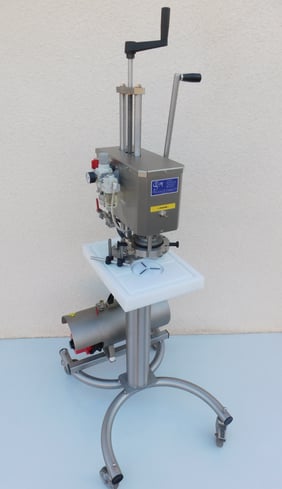 * Capsuleuse sur embase nylon 300 * 440 à poser sur 1 plan de travail.