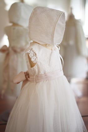 Bonnet baptême dentelle bébé fille. Béguin baptême Celine dentelle blanche. Fait-main France. Magasin vêtements de baptême Paris, Ile de France. Envoi dans toute la France.