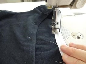 端ミシンをかける