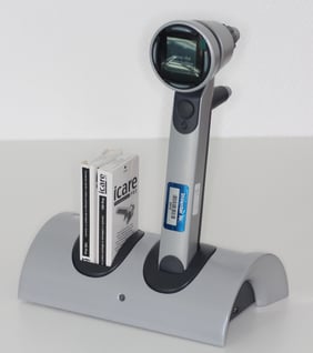 Bei uns im Einsatz: das moderne icare pro Reboundtonometer, welches auch Messungen im Liegen ermöglicht.