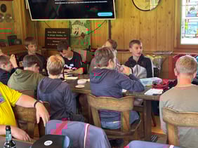 Gespannt warten die Jugendlichen beim Absenden auf die Rangverkündigung.