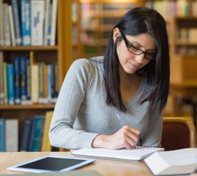 Studentin beim Notieren