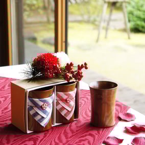 引出物にはリネンコースターを付けるセットが人気。水引の結びには「縁が結ばれる」「結ばれた縁が離れない」といった意味合いが込められています。