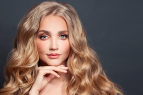 Junge Frau mit blonden Haaren - © freepik.com