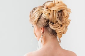 Junge Frau mit roten Hochsteckfrisur - © freepik.com