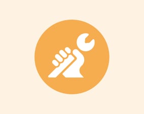 Ein Ringmaulschlüssel wird in einer Hand gehalten.