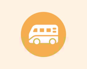 Illustration eines weißen Wohnmobils der Firma Camperwelt Fischer aus Celle.