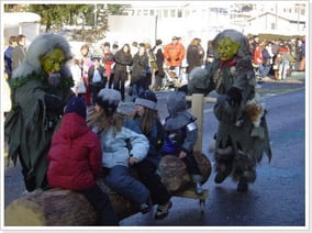 ehemaliger Baumstamm für Kinder