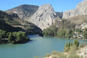 Outdoor Paradies El Chorro mit Stausee und Bergen in Andalusien