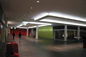 Lichtkanal an Decke, Downlight, Parkhausbeleuchtung