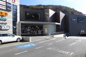 Ringleuchten in Mall, RGB Wandanstrahlung, Glasfronthinterleuchtung bei Lift