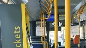 Leerer Bus des öffentlichen Verkehrs