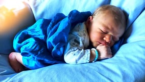 Zwei kleine Kinder die auf einem Bett liegen