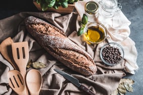 Bio Schwarzkümmelöl der Naturmühle mit Brot und frischer Kresse als Beispiel für naturreine Öle