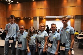 ウクライナ選手団。左から3人目のソフィアさんは大会の人気者。彼女も銀メダルを獲得しました