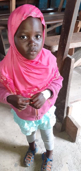 Binti kann ein klein wenig wieder lächeln