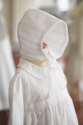 Bonnet de baptême bébé en coton brodé blanc. Création française Fil de Légende. Modèle de béguin de baptême Andrea. Magasin vêtements baptême Paris, Neuilly-sur-Seine