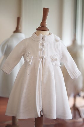 Manteau baptême hiver lainage blanc Pauline Fil de Légende. Magasin vêtements de baptême Paris, Neuilly-sur-Seine. Envois dans toute la France.