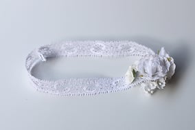 Bandeau cheveux Emma bébé fille dentelle française blanche et fleurs blanches. Création française Fil de Légende. Magasin vêtements baptême Paris, Neuilly-sur-Seine. Expéditions en France et à l'international.