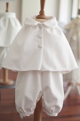 Cape bapteme bebe hiver lainage blanc cassé doublure polaire. Modèle cape de baptême Baptiste. Création française Fil de Légende. Magasin vêtements baptême Paris, Neuilly-sur-Seine. Expéditions en France et à l'international.