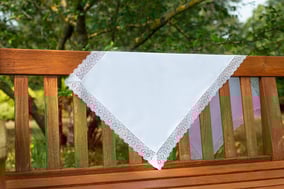 Châle de baptême pour bébés en coton blanc bordé de dentelle. Magasin vêtements baptême Fil de Légende à Paris, Neuilly-sur-Seine. Expédition en France et à l'international.