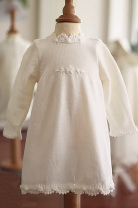Robe baptême hiver Pauline lainage blanc Fil de Légende. Magasin vêtements baptême Paris, Neuilly-sur-Seine. Envois dans toute la France.
