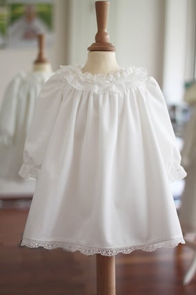 Robe bapteme bebe fille hiver velours et dentelle blanc cassé avec doublure polaire. Modèle Alba. Création française Fil de Légende. Magasin vêtements baptême Paris, Neuilly-sur-Seine. Exépditions en France et à l'international.