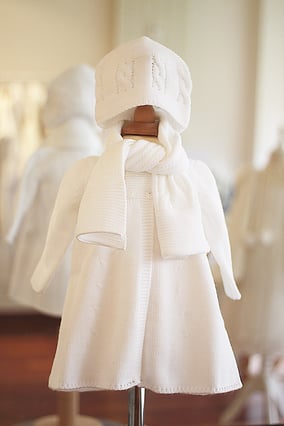 Bonnet et écharpe en maille blanche automne hiver pour baptême bébé. Bonnet Fil de Légende. Magasin vêtements baptême Paris, Neuilly-sur-Seine. Envois dans toute la France et à l'international.