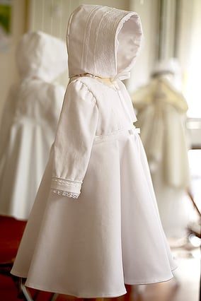 Bonnet baptême bébé hiver en velours blanc et dentelle française. Béguin baptême bébé Stella, Fil de Legende. Magasin vêtements baptême Paris, Neuilly-sur-seine. Expéditions en France et à l'international. M