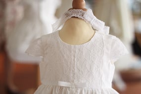 Bandeau cheveux bébé fille dentelle française blanche élastique. Accessoire cheveux baptême bébé Fil de Légende. Magasin vêtements baptême Paris, Neuilly-sur-Seine. Expédition en France et à l'international.