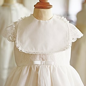 Bavoir baptême bébé Emma coton et dentelle. fait-main France dans l'atelier Fil de Légende à Neuilly-sur-Seine. Envois dans toute la France.