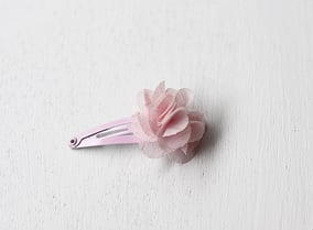 Pince cheveux bebe fille fleur rose. Accessoire cheveux cérémonie fille. Magasin Fil de Légende vêtements cérémonie enfants Paris, Neuilly-sur-Seine. Expéditions en France et à l'international.