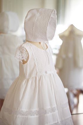 Bonnet baptême bébé coton et dentelle blanc. Béguin baptême bébé Emma, Fil de Légende. Magasin vêtements baptême Paris, Neuilly-sur-Seine. Envois dans toute la France.