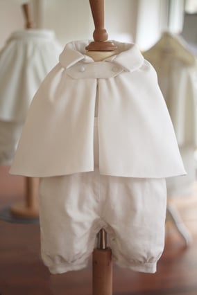 Cape baptême hiver bébé garçon en lainage blanc cassé doublé polaire. Modèle de cape paul, création Fil de Légende. Magasin vêtements baptême Paris, Neuilly-sur-Seine. Expéditions France et International.