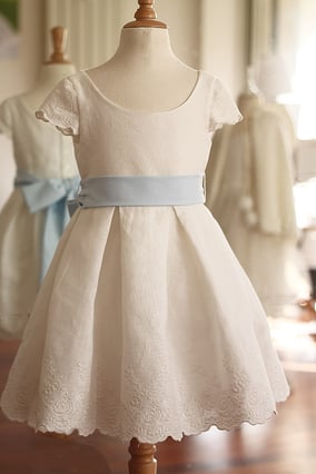 Robe de cérémonie fille en coton lin blanc cassé clair avec ceinture bleu ciel ou rose. Robe demoiselle d'honneur Capucine, Fil de Légende. Magasin vêtements cérémonie enfants Paris, Neuilly-sur-Seine. expédition en France et à l'international.