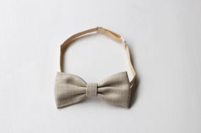 Noeud papillon lin beige enfant. Accessoire ceremonie garcon. Magasin Fil de Legende vêtements de cérémonie enfants Paris, Neuilly-sur-Seine. Expéditions en France et à l'international.