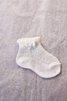 Chaussettes cérémonie fille dentelle blanc cassé. Chaussettes baptême bébé Fil de Légende. Magasin vêtements baptême Paris, Neuilly-sur-Seine. Expédition en France et à l'international.