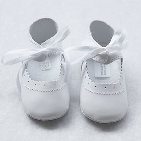 Ballerine bébé fille cuir blanc souple cérémonie baptême made in France. Magasin vêtements baptême Paris, Neuilly-sur-Seine Fil de Légende. Envois dans toute la France.