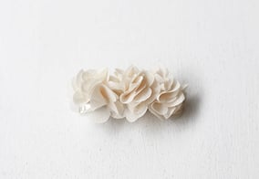 Pince cheveux fille trois fleurs ivoires. Accessoire ceveux cérémonie fille. Magasin Fil de Légende vêtements cérémonie enfants Paris, Neuilly-sur-Seine. Expéditions en France et à l'international.