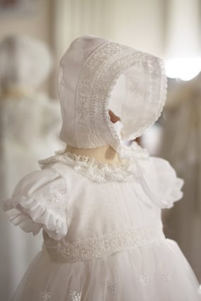 Bonnet de baptême bébé fille en mousseline et dentelle blanc cassé. Création française Fil de Légende. Modèle bonnet de baptême Gloria. Boutique vêtements de baptême Paris, Neuilly-sur-Seine.