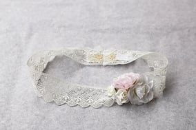 Bandeau cheveux bébé pour cérémonie et baptême en dentelle française blanc cassé et fleurs blanches et roses. Accessoire cérémonie bébé Fil de Légende. Magasin vêtements baptême bébé Paris, Neuilly-sur-Seine. Expéditions en France et à l'International.