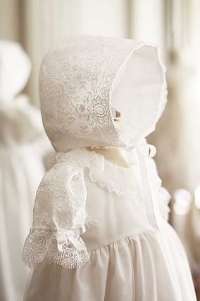 bonnet baptême bébé dentelle. Béguin baptême Sofia, Fil de Légende. Magasin vêtements baptême Paris, Neuilly-sur-Seine. Envois dans toute la France.