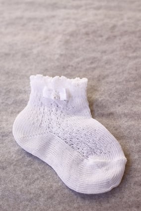 Chaussettes cérémonie bébé fille coton dentelle blanc. Accessoire baptême Fil de Légende. Magasin vêtements baptême Paris, Neuilly-sur-seine. Expédition en France et à l'international.