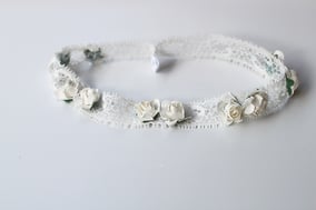 Bandeau cheveux cérémonie bébé dentelle blanc cassé et fleurs blanches. Création accessoire bébé Fil de Légende. Magasin vêtements bapteme Paris, Neuilly-sur-Seine. Expéditions en France et à l'international.