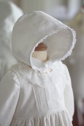 Bonnet de baptême hiver bébé fille en velours blanc et dentelle française de Calais. Modèle de béguin baptême bébé Angelina, créé par Fil de Légende. Magasin vêtements baptême Paris, Neuilly-sur-Seine. Expédition en France et à l'international.  