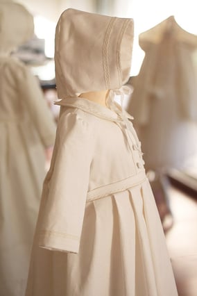 Bonnet baptême hiver garçon velours de coton et galons dentelle de coton. Modèle béguin baptême bébé Thomas, Fil de Légende. Magasin vêtements baptême Paris, Neuilly-sur-Seine. Envois dans toute la France et à l'International.