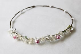 Couronne de fleurs blanches et roses cheveux pour les petites filles à porter au cours d'une cérémonie. Magasin Fil de Légende vêtements cérémonie enfants, Paris, Neuilly-sur-Seine. Expéditions en France et à l'international. 