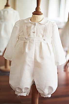 Ensemble baptême bébé garçon corsage et salopette en coton lin blanc. Fait-main dans l'atelier Fil de Légende à Neuilly-sur-Seine. Envois dans toute la France. Magasin baptême paris, Ile de France 