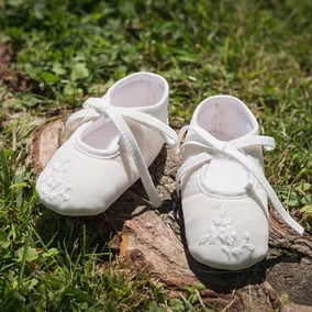 Chaussons baptême bébé fille en tulle brodé blanc cassé. Ballerines bébé Fil de Légende. Magasin vêtements baptême Paris, Neuilly-sur-Seine. Envoi dans toute la France, en Europe et dans le monde.